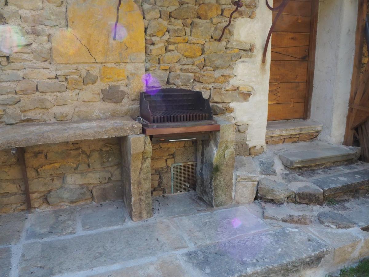 Village.Insolite Montagny-sur-Grosne Bagian luar foto